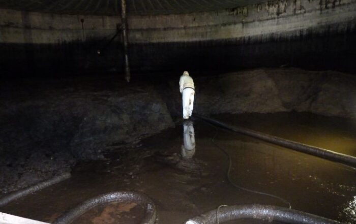 Czyszczenie zbiorników mało wydajne mieszadła efekt potężny osad na płycie dennej zbiornika biogazownia Biogaz Energy Poland