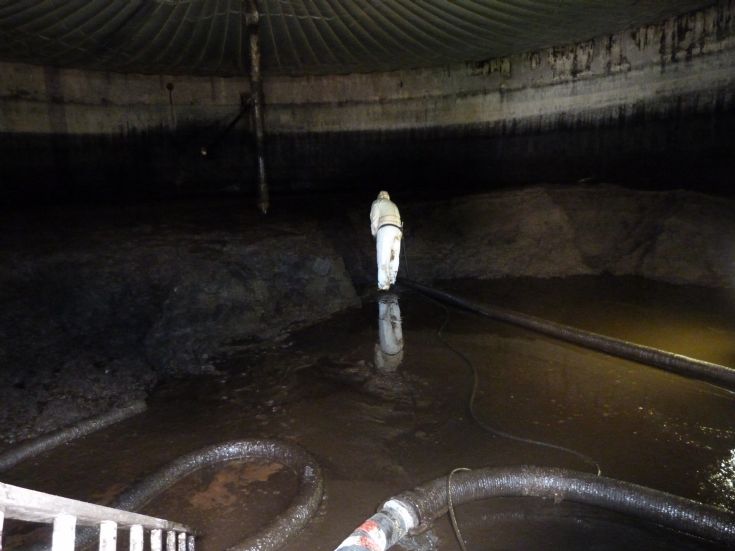 Czyszczenie zbiorników mało wydajne mieszadła efekt potężny osad na płycie dennej zbiornika biogazownia Biogaz Energy Poland