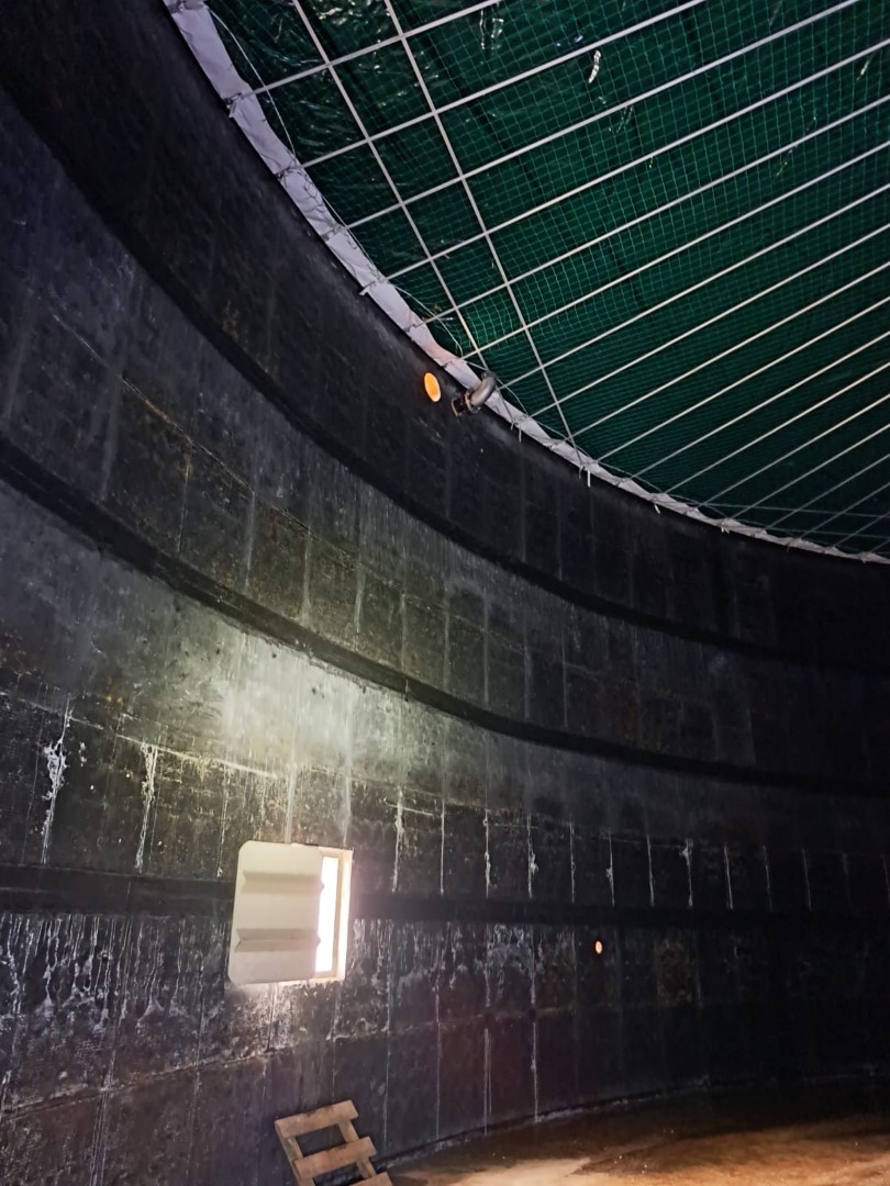 montarz siatki w zbiorniku na pofermrnt – Biogazownia Biogaz Energy Poland Montaż siatki w zbiorniku na pofermrnt biogazownia Biogaz Energy Poland