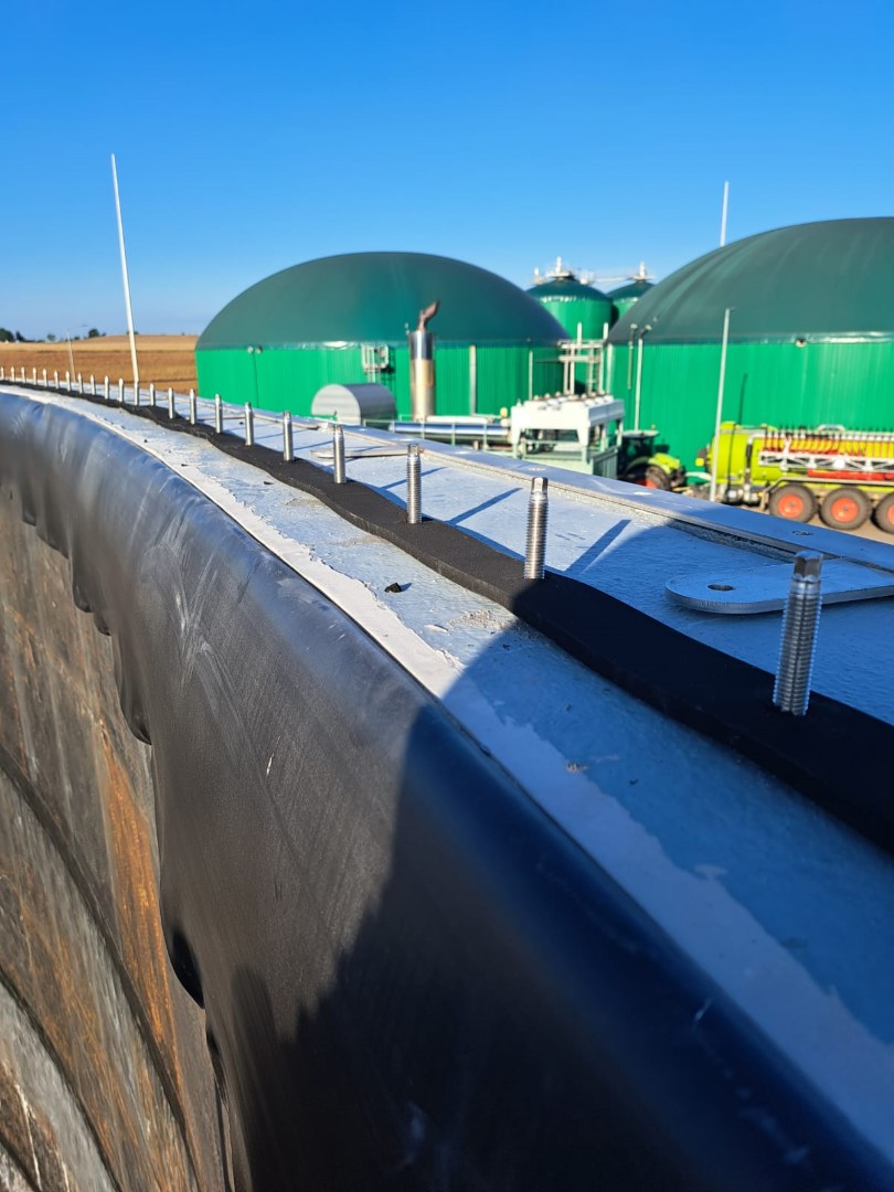 uszczelnienie przed fartuchem na trzpieniach – Biogazownia Biogaz Energy Poland Uszczelnienie przed fartuchem na trzpieniach biogazownia Biogaz Energy Poland